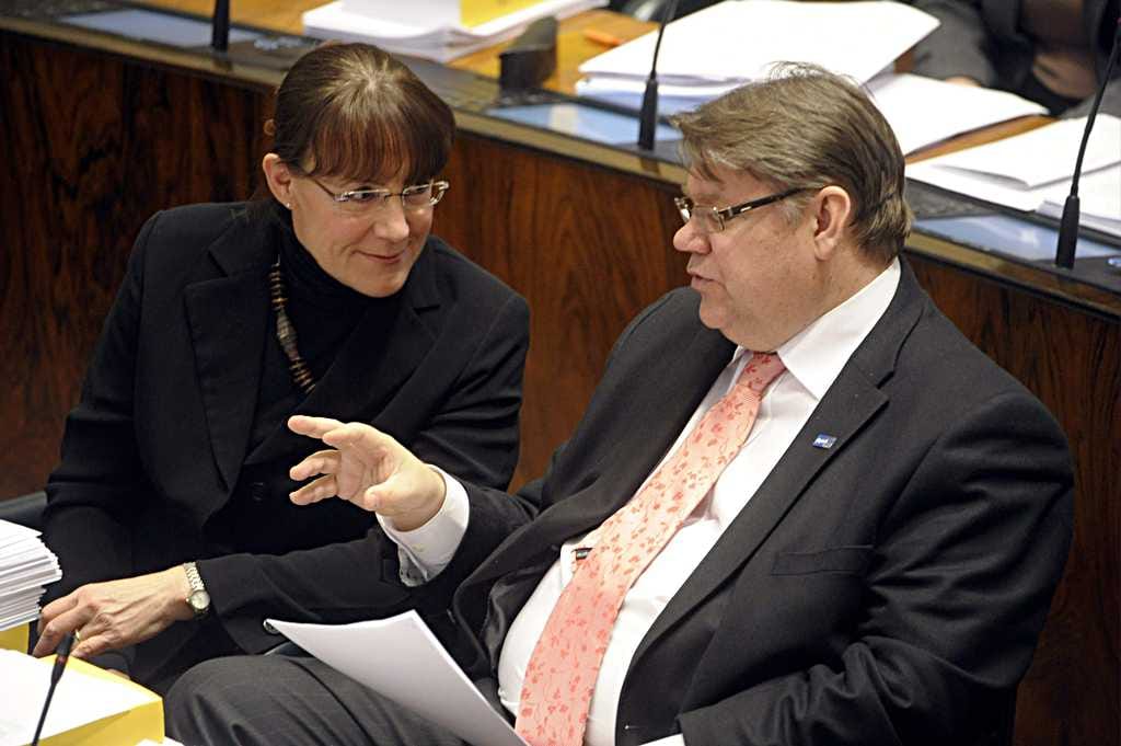 Perussuomalaisten Timo Soini ja Pirkko Ruohonen-Lerner eduskunnan täysistunnossa tiistaina 29. marraskuuta 2011.