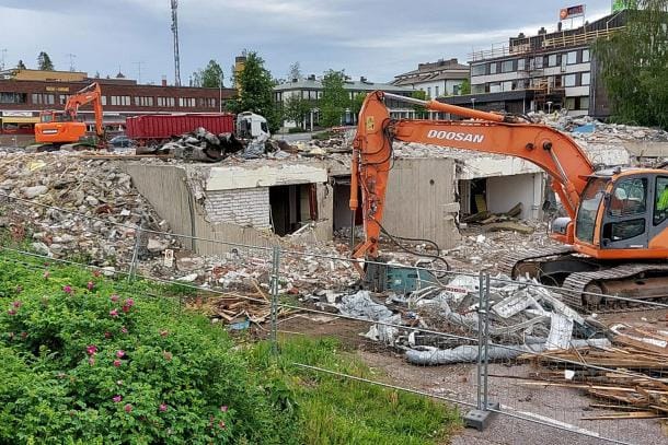 Ruusupensaat kukkivat, ja kaupungintalo katoaa. KUVA: PERTTI TAKA-AHO