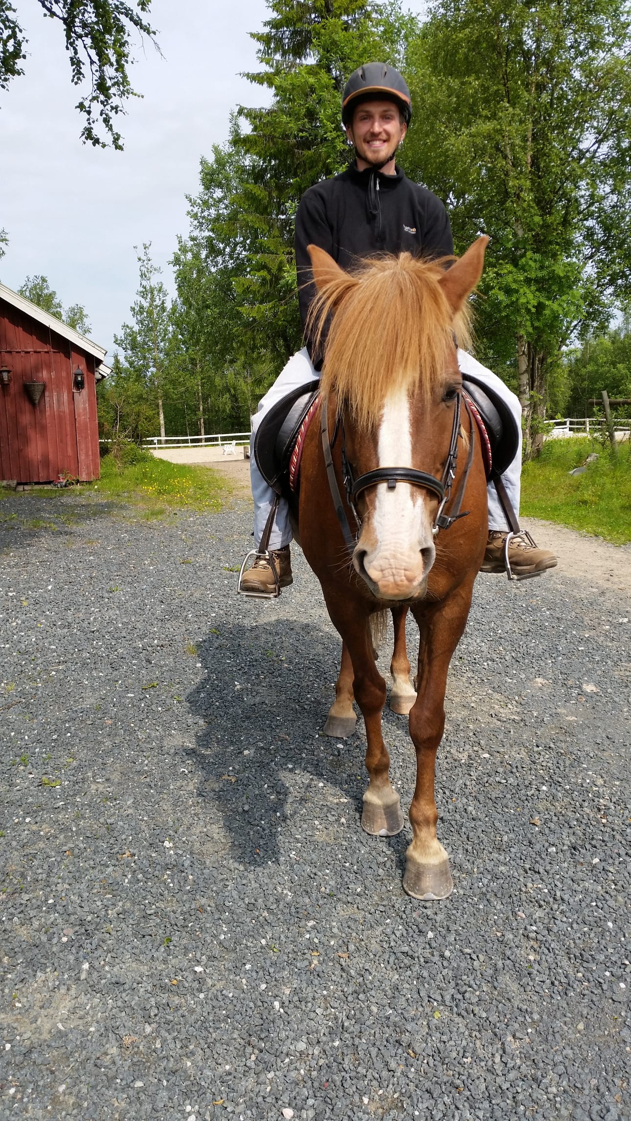 Espanjalainen Genís Sisó Ribes työskentelee kesälomallaan Kuusamossa. Viikonloppuisin hän kiertää täkäläisissä retkeilykohteissa, toisinaan myös ratsain.