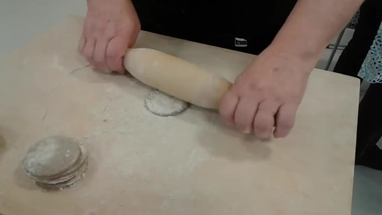 Piirakkamestari näyttää mallia