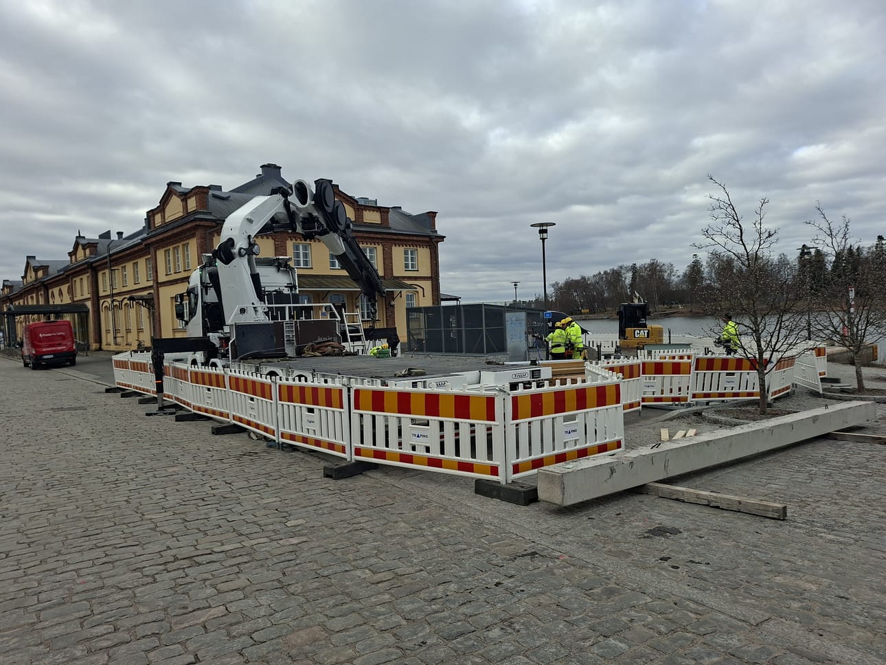 Vessa sijoitetaan Kuntsin rakennuksen eli tullipakkahuoneen pohjoispuolelle. Tullin toiminta noin 150-vuotiaassa rakennuksessa päättyi vuonna 2004 ja Kuntsin taidemuseo avattiin kolme vuotta myöhemmin.