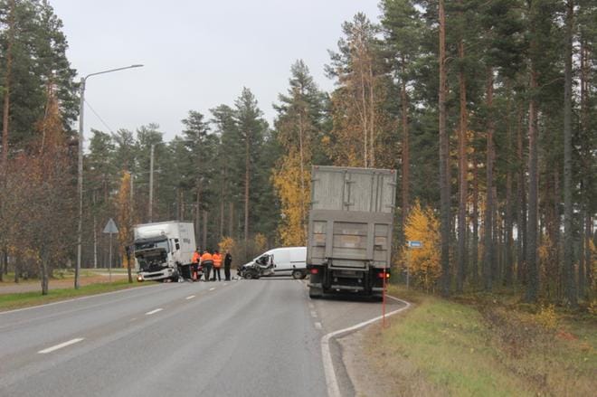 Kuorma-auto ja pieni pakettiauto kolaroivat Isojoella. KUVA: LOTTA KALLIO