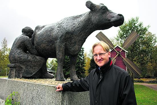 Nivala-Seuran puheenjohtaja Kim Oja esittelee nivalalaisen työn muistomerkkiä, Tillaripatsasta, joka on seuran aikaansaannos. Miina Äkkijyrkän, nykyään Liina Lång, tekemä patsas valmistui vuonna 1982.
