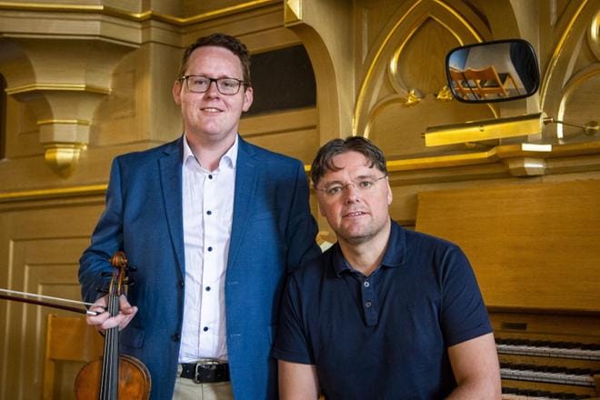 Erik Nygård (viulu) ja Markus Wargh (urut) johdattelevat kuulijat musiikkijuhlatunnelmiin illan Varaslähtö-konsertissa Vaasan kirkossa. KUVAT: JOHAN HAGSTRÖM