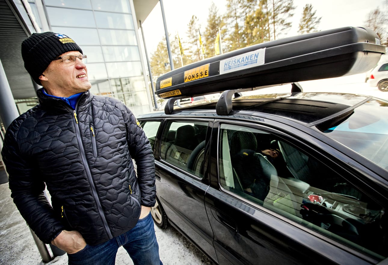 Eero Niskasen auto on vaihtunut, mutta suksiboksi on yhä sama.