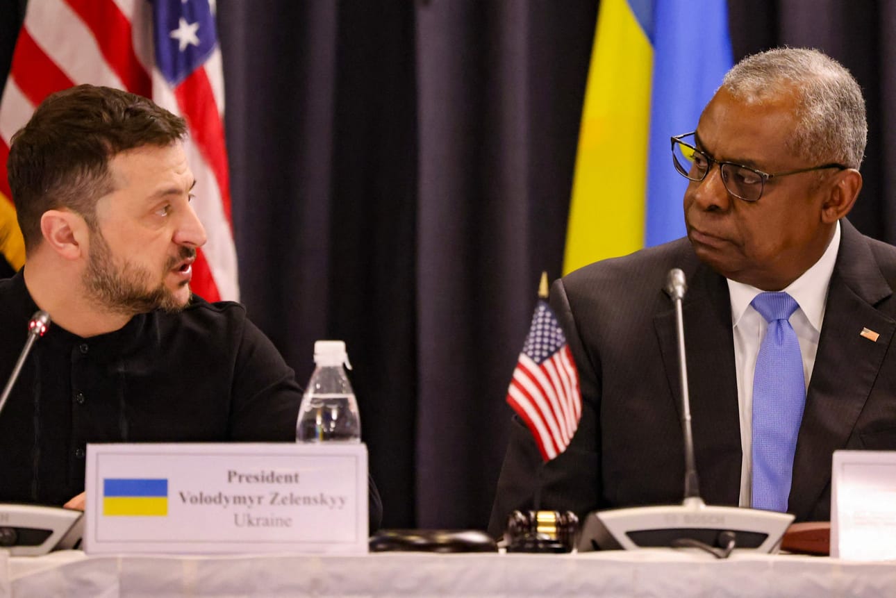 Ukrainan presidentti Volodymyr Zelenskyi ja Yhdysvaltain puolustusministeri Lloyd Austin Ukrainan materiaalitukea koordinoivan ryhmän kokouksen avajaisissa Ramsteinissa. LEHTIKUVA/AFP