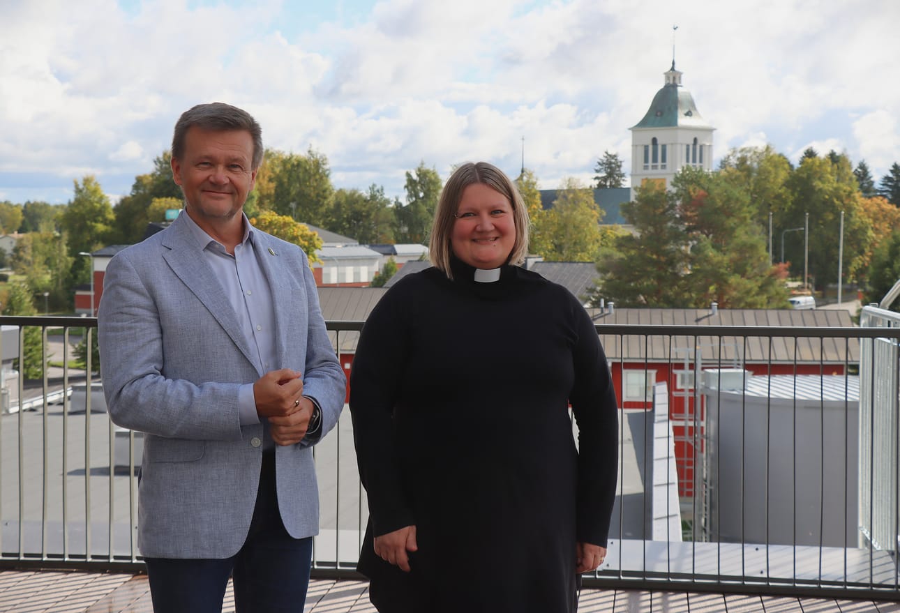Kunnan sloganinkin mukaan "Laihia on maailman nuukin pitäjä", joten kunnanjohtaja Jari Rantala ja Laihian seurakunnan kirkkoherra Tiina Keinänen päättivät lyödä hynttyyt yhteen ja juhlia Laihian kunnan 450-vuotisjuhlaa yhdessä.