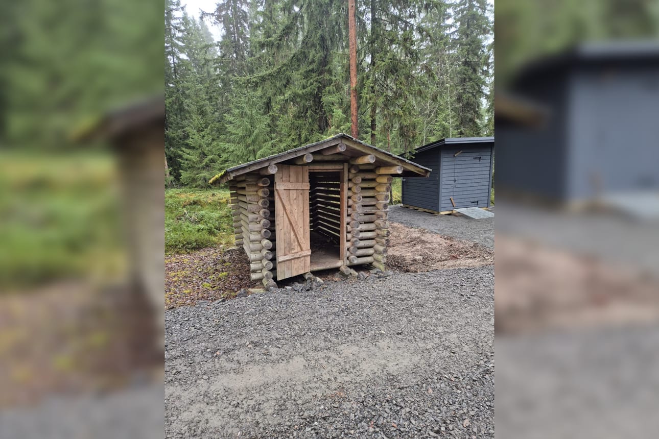 Simpsiön huipulla sijaitsevan Fröökynän laavun puuvarasto ammotti maanantaina tyhjyyttään.