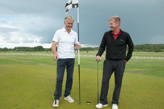 Markku Tynjälä ja Pasi Puttonen iloitsevat golfinnon lisääntymisestä Kuortaneella. KUVA:MINNA HIIRONEN