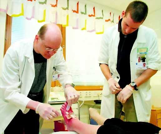 Lapin keskussairaalassa toukkahoitoa on kokeilu reilu vuosi. Ihotautien ylilääkäri Heikki Salo (vas.) tutkii potilaan haavaa.