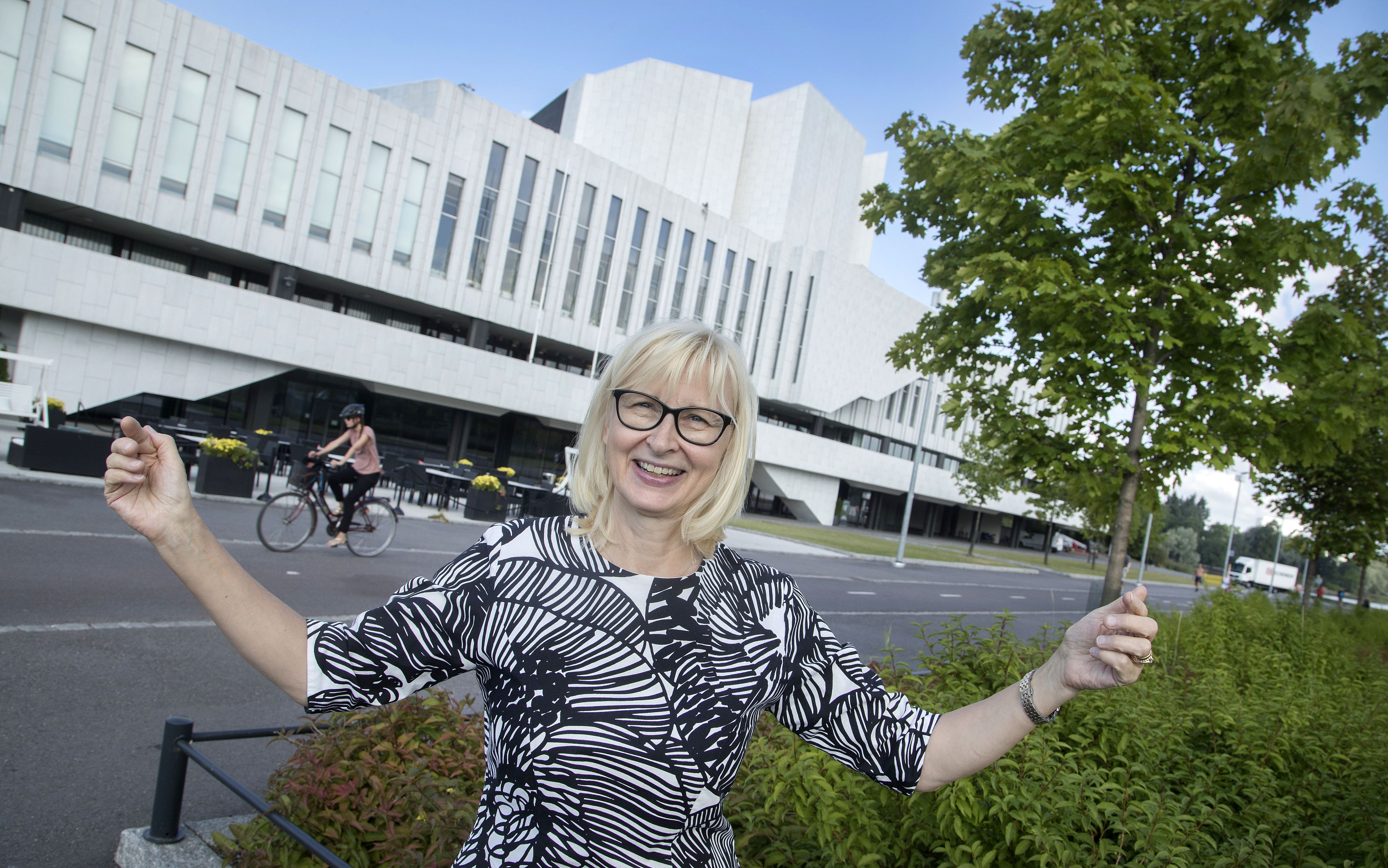 "Puheenjohtajuuskausi maksaa Suomelle vähemmän kuin vuonna 2006. Valmistelut ovat hyvin aikataulussa", sanoo puheenjohtajuussihteeristön päällikkö Anja Laisi.