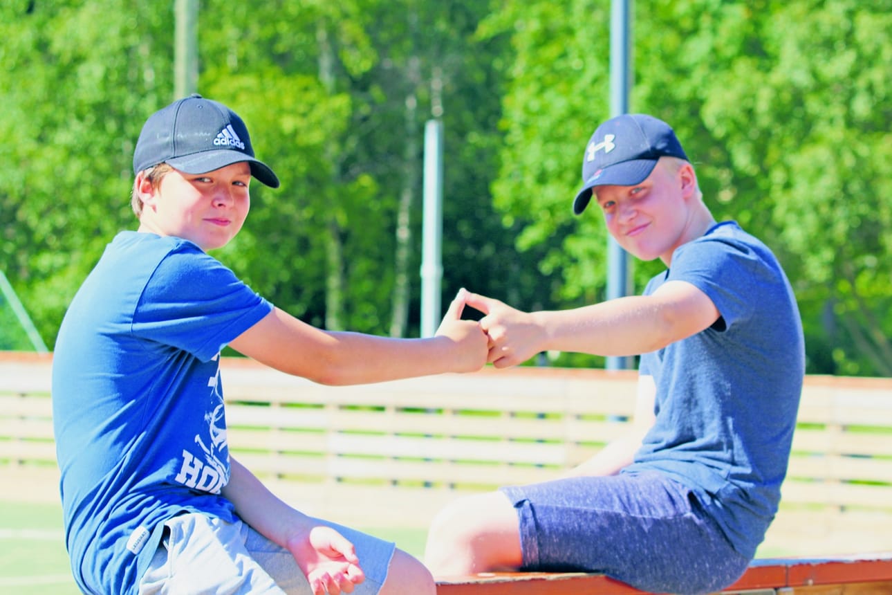 Juho Salmikangas (vasemmalla) ja Ossi Koskiniemi toteavat jääkiekon olevan hauska harrastus.