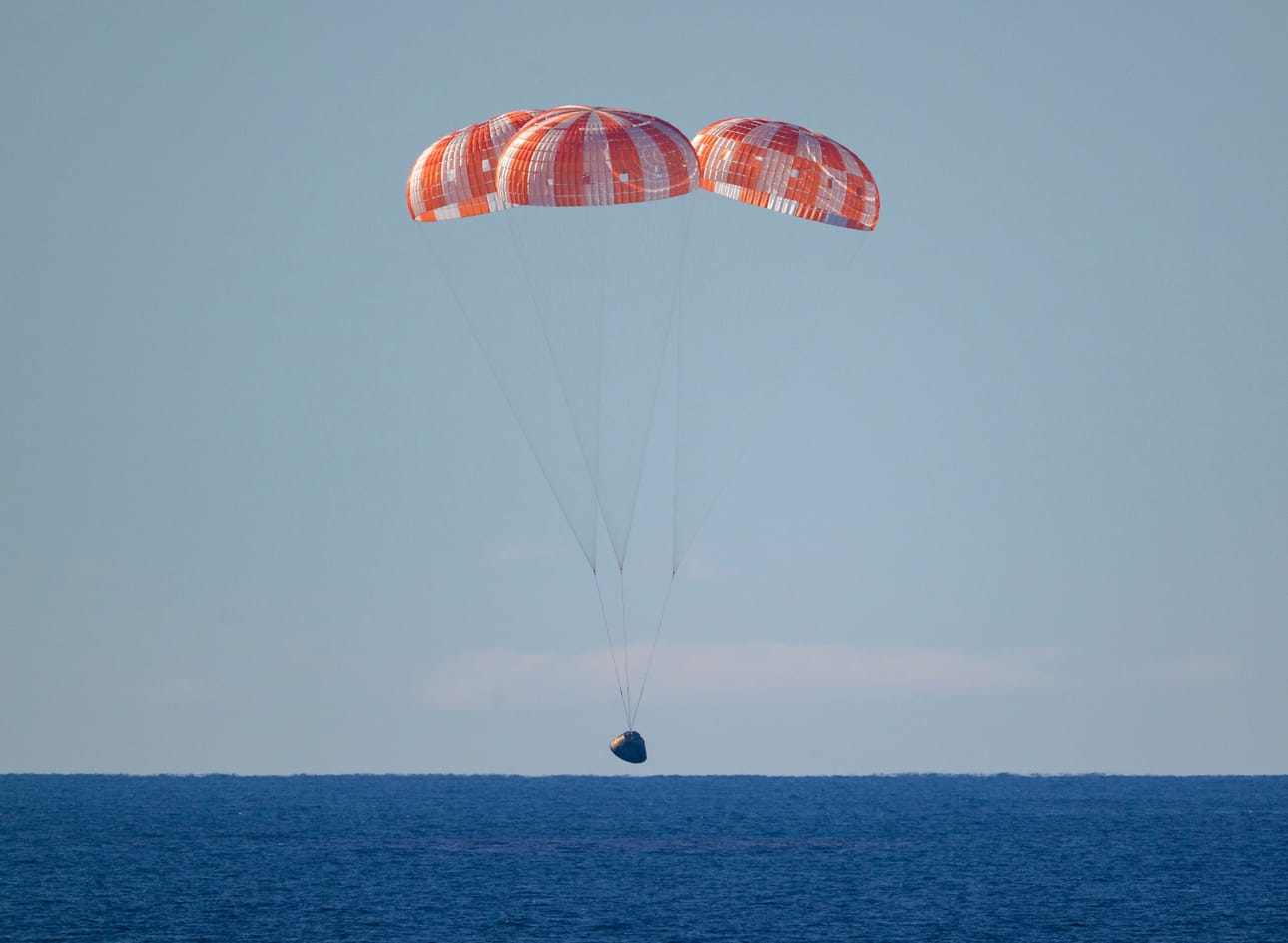 Orion-alus laskeutui Tyyneenmereen Kalifornian rannikolle Suomen aikaa lauantain vastaisena yönä.