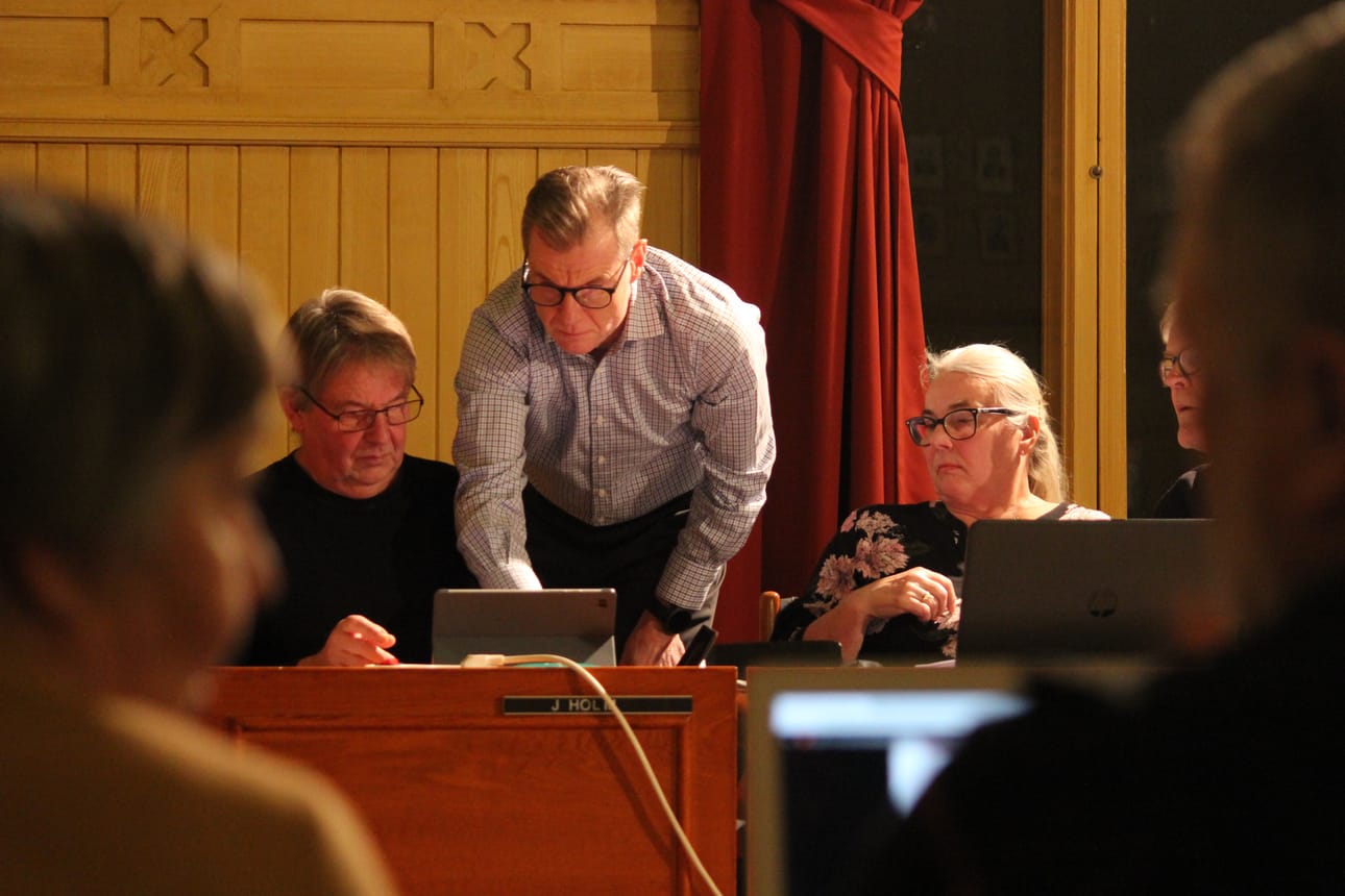 Kaskisten talousjohtaja Esa Högnäsbacka (keskellä) on hakenut Uudenkaarlepyyn uudeksi talousjohtajaksi. Vasemmalla Juhani Holm (sd.) ja toisella puolella Hannele Lammi (sit. sd.) Kaskisten valtuustossa. Arkistokuva: Lotta Kallio