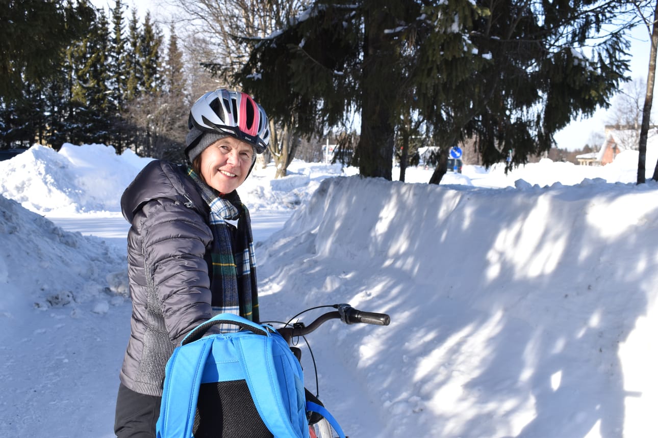 Luokanopettaja Minna Mustonen liikkuu mieluiten ulkona. Suuntaansa seitsemän kilometrin pituinen työmatka sujuu säässä kuin säässä.