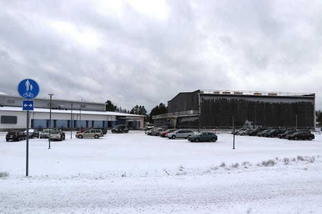 Monitoimihalli nousee uimahallin viereen. Valmista pitäisi olla ensi syksynä. KUVA: SAILA COLLANDER