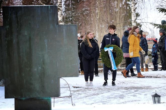 Seppeleen muistomerkille laskivat Pihla Joensuu 8lk ja Kimi Lassila 7lk. KUVAT: JOHANNA KATAJA