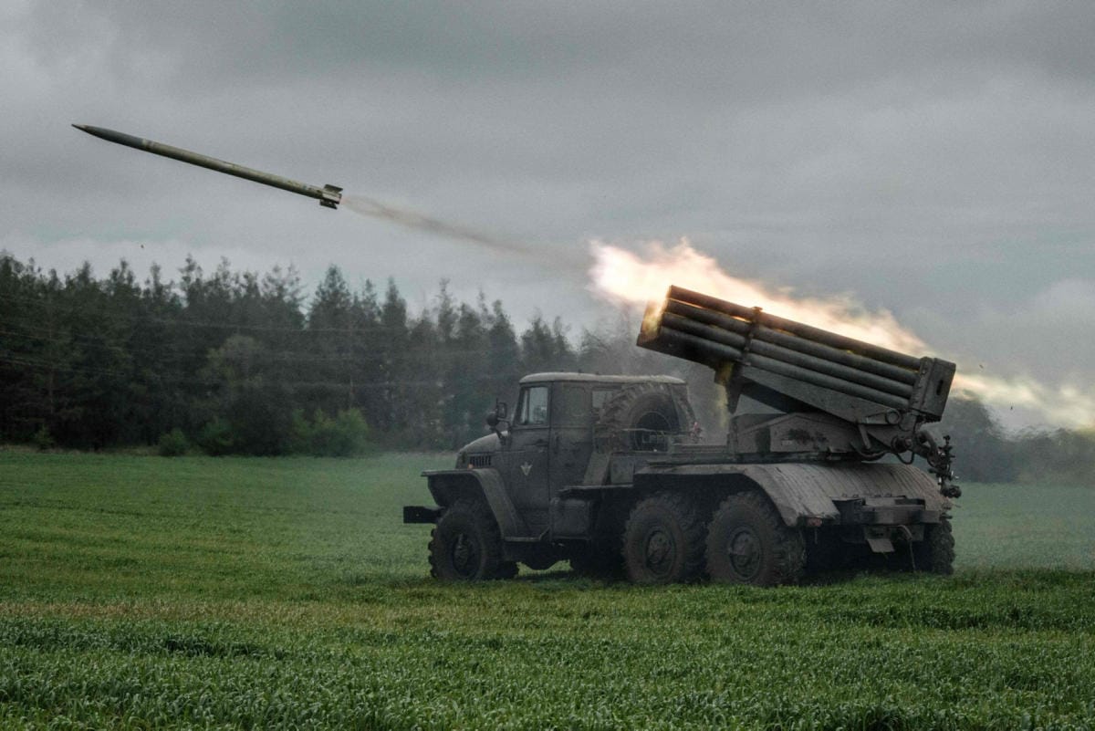 Ukrainassa viidettä kuukautta jatkuva sota tappaa joka päivä sotilaita mutta kuluttaa myös valtavan määrän ampumatarvikkeita. Kuvituskuva. LEHTIKUVA/AFP