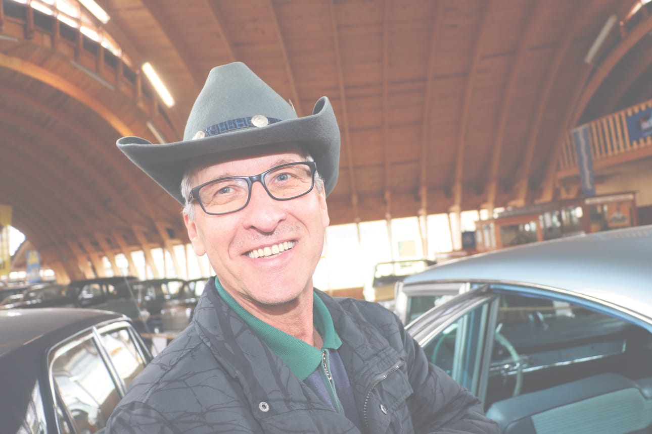 - Pieni naarmu on pieni hinta siitä, että ihmiset saavat nähdä harvinaisia autoja. Toinen vaihtoehto olisi säilyttää autoa pressun alla 30 vuotta ilman, että kukaan sitä koskaan näkee, sanoo autoharrastaja Reijo Ervasti.