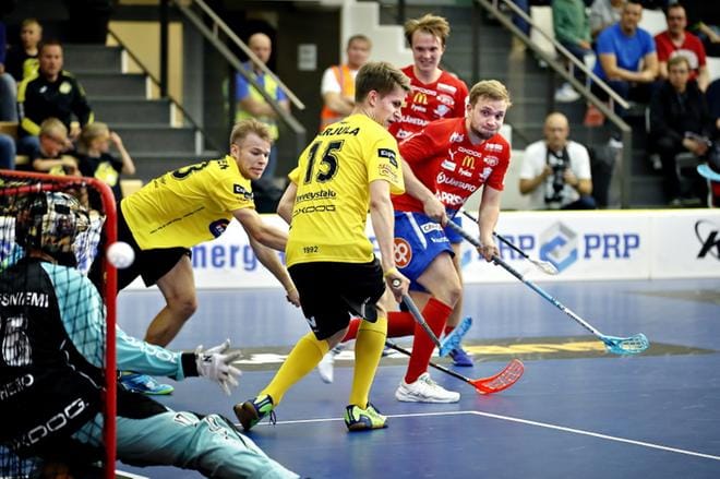 SPV:n laitahyökkääjä Jari Hankkion ilme kertoo, että läheltä meni, mutta ei aivan osunut tolppien väliin. KUVAT: TOMI KOSONEN