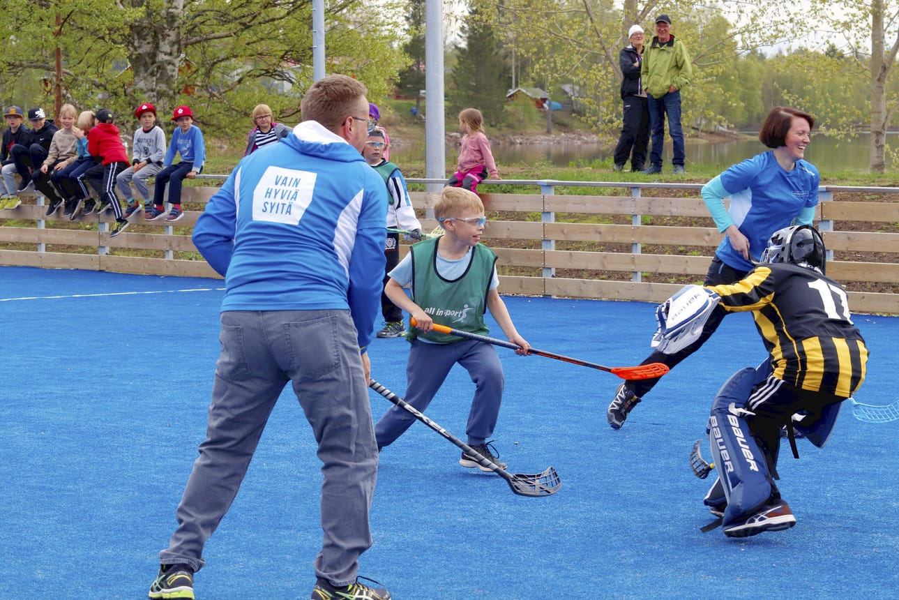 Vaikka kaupunginjohtaja Tomi Timonen ja Lakarin koulun vs. rehtori Hely Forsberg-Moilanen pistivät yhdessä muiden kaupungin edustajien kanssa parastaan, joutuivat aikuiset taipumaan vikkelien 4-luokkalaisten voittoon. Sähäkkä ottelu toi hymyn niin pelaajien kuin katsojienkin huulille.