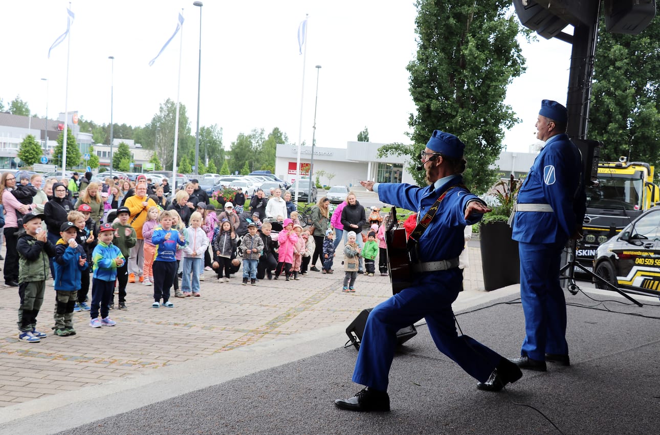 Liikennepuistokonstaapelit Maltti ja Valtti esiintyivät Onni-lavalla Kesää palotorilla -tapahtumassa 17.6.2026. Etenkin lapsiperheet ja nuoriso olivat löytäneet paikalle.