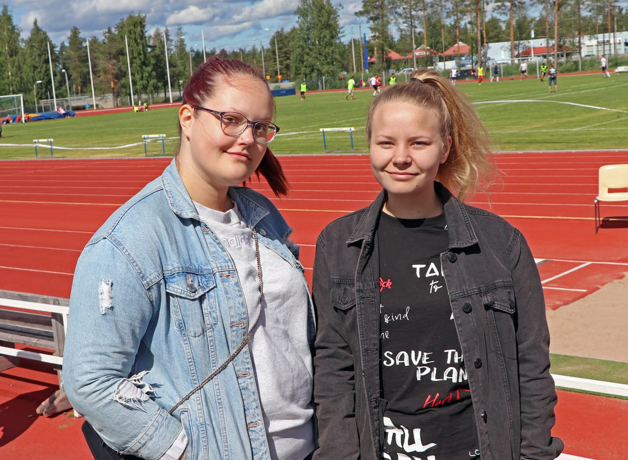 Laura Oikarinen (vas.) ja Essi Parkkila olivat Heinäturnauksessa kannustamassa suosikkijoukkuettaan.