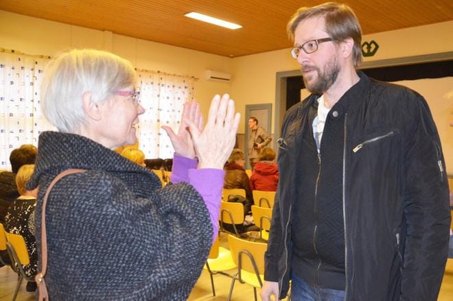 Elokuvaohjaaja AJ Annila sai puheensa jälkeen juttukaverikseen muun muassa Irmeli Hannulan. KUVAT: SAILA COLLANDER