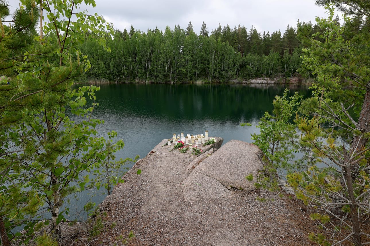 Kaksi nuorukaista kuoli Laitilassa tiistaina, kun nuorten auto vajosi veteen. Auto oli ajautunut ja uponnut vedellä täyttyneeseen louhokseen, joka on arviolta noin viisi metriä syvä. LEHTIKUVA / Jussi Partanen