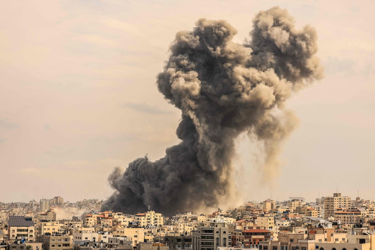 Gazan kaupungista nousee savua Israelin iskujen jäljiltä.