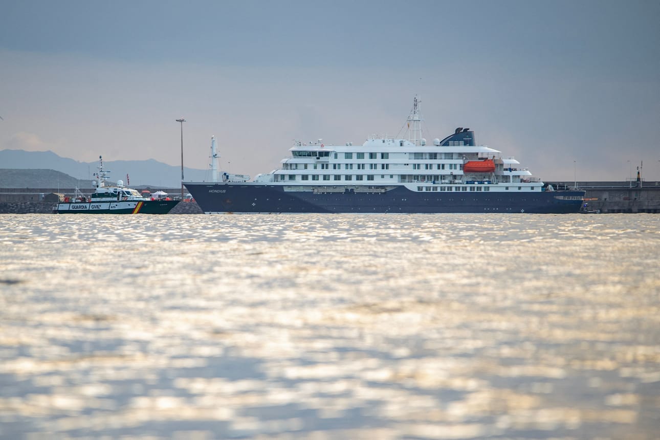 MV Hondius saapui Granadilla de Abonan satamaan Teneriffalle sunnuntaina.