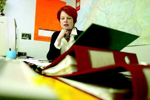 Kerätä ja työstää. Tietokartutus ei ole mutkatonta. Barents-tanssiyhteyksien hallintaanotossa projektisihteeri Mirkka Oja on siirtynyt hyödyntämään myös muita teitä kuin www-yhteyslomaketta.