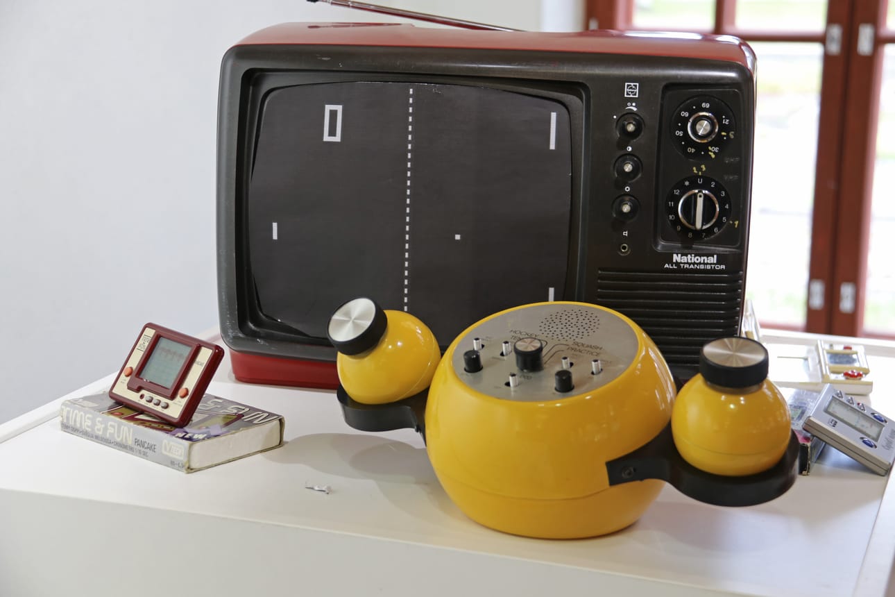 Pong-peli oli kovassa huudossa 1970-luvulla. Peli löytyy myös Jari Kurolan kokoelmaan kuuluvasta keltaisesta retrokonsolista.