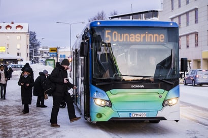 Pakkanen kangisti Rovaniemen joukkoliikenteen – ovet temppuilevat, AdBluet jäätyvät ja lukuisat uudet matkustajat tarvitsevat ohjeita
