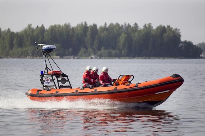 Prohoc Rescue -pelastusalus ja muu vapaaehtoisten meripelastajien kalusto on Vaasassa nyt vedetty talviteloille. Kuva: Jaakko Elenius