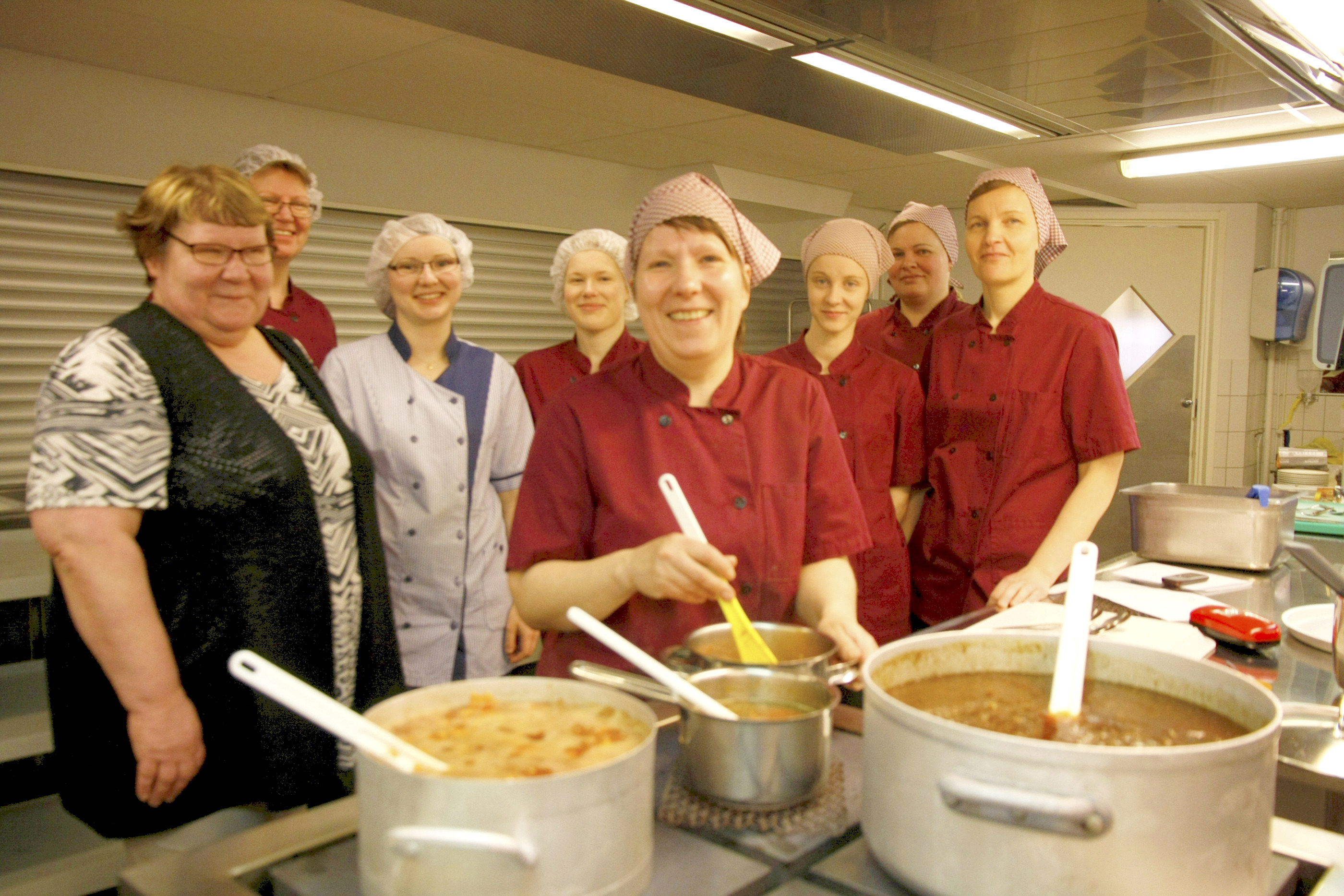 Eila Päkkilä, Sari Särkinen, Petra Hyvärinen, Janina Sillanpää, Johanna Sarajärvi, Annu Leskelä, Maritta Martinkauppi ja Anne Määttä tietävät, miten hyvä ja maittava ruoka tehdään.