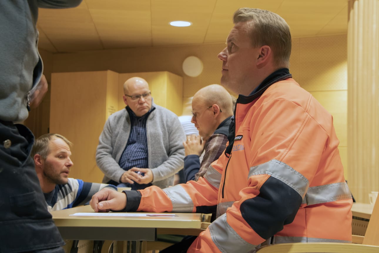 Pyhännän Piiparinmäkeen rakennettava tuulipuisto tulee olemaan tehoiltaan maan suurin. Pääurakoitsijat tulevat muualta, mutta paikallisvoimiakin tarvitaan. Voimalatyömaata Ilmattaren taholta valvova Seppo Hakola ja KSBR:n Petteri Mäkelä keräsivät tietoja paikallisilta yrittäjiltä mahdollisia työkohteita silmällä pitäen.
