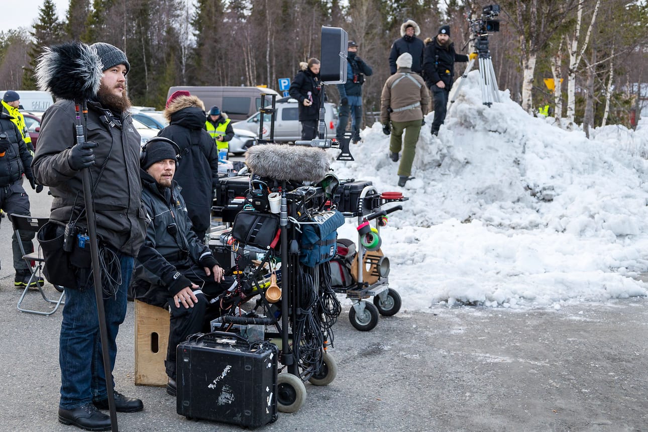 Puomittaja Juuso Heikkilä ja äänittäjä Samppa Hirvonen tarkkailevat kuvauspaikkaa. Takana näkyvät ensimmäinen apulaisohjaaja Jouni Mutanen sekä key grip Aki Laulajainen.