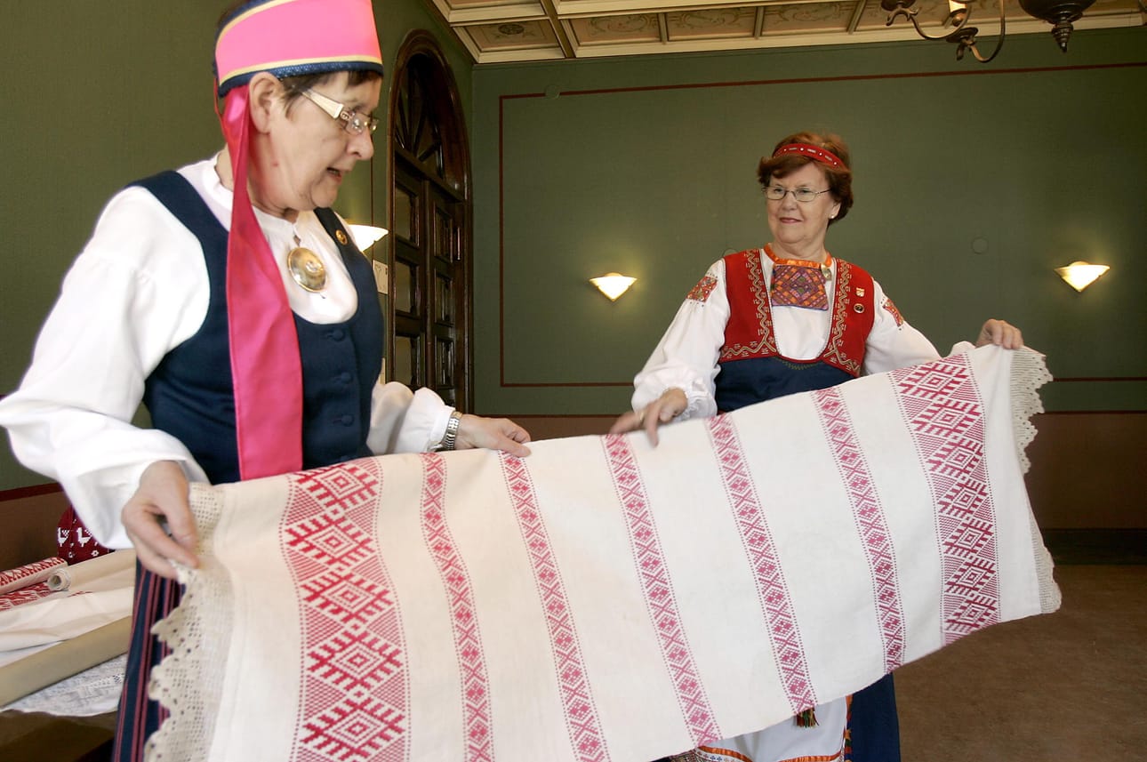 Evakoiden oma liputuspäivä on sunnuntaina. Tässä kuvassa Karjalaseurojen Pohjolan piirin 60-vuotisjuhlat ja näyttelyvalmistelut vuodelta 2008.