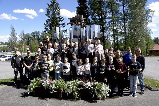 Soinin Tiikerien jääkiekkojuniorit ja osa lentopallon A-tytöistä yhteiskuvassa Tervanpolton muistomerkillä. KUVA: LASSE AUTIO