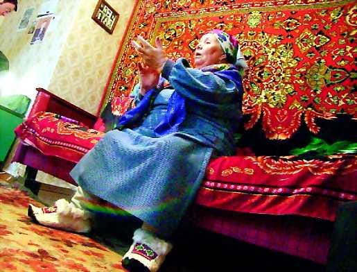 Maria Sergina innostui puhumaan akkalansaamea vielä kerran. Hiljalleen äidinkieli alkoi luistaa.