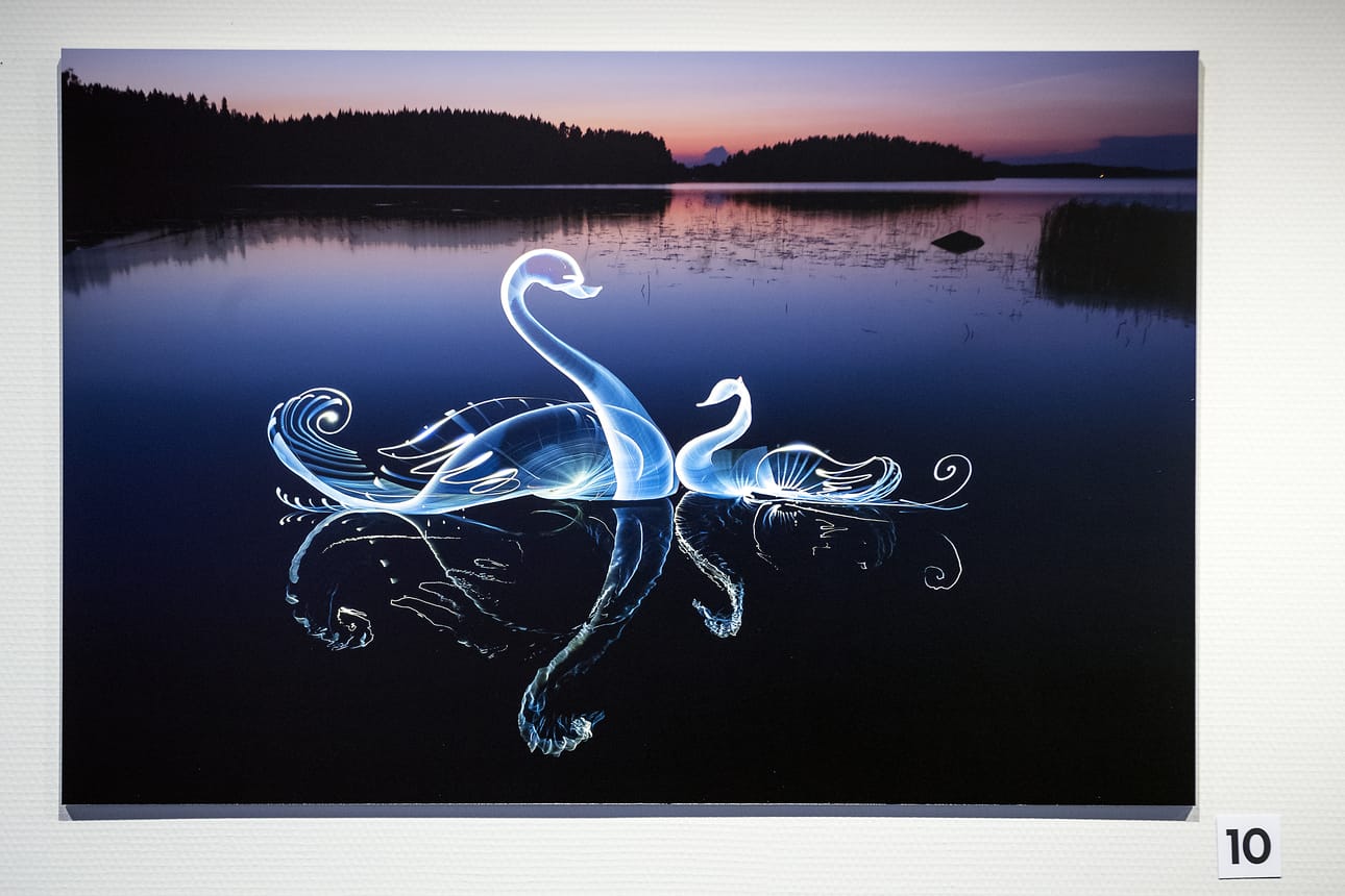 Vaasan taidehallissa on esillä valomaalauksia. Kuvassa Hannu Huhtamon teos Serenity.