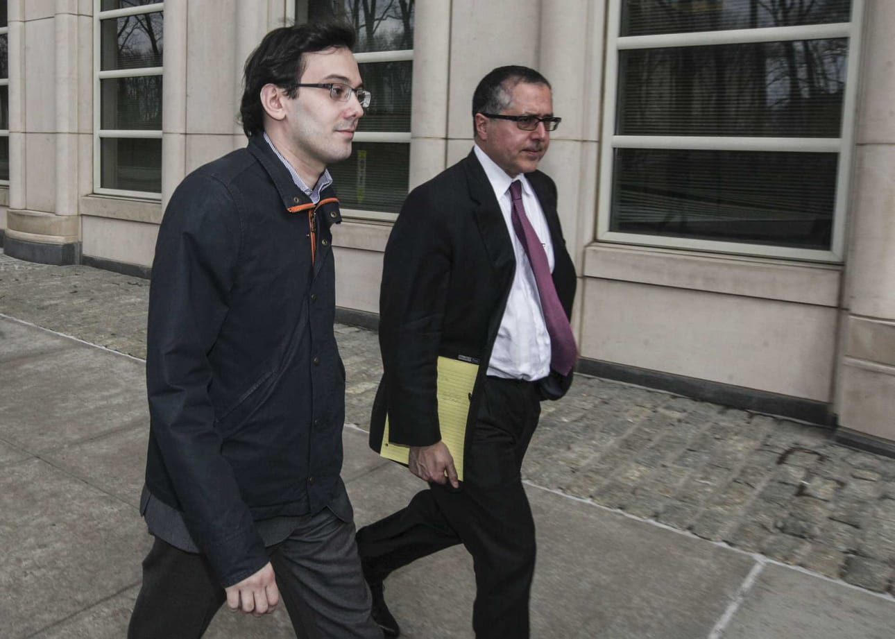 Lakimiestensä harmiksi Shkreli (vas.) laukoo surutta mielipiteitään ja pitää tuntien live-jeremiaadeja Facebookissa ja YouTubessa. Twitteriin hän on saanut pysyvän porttikiellon epäasiallisen käyttäytymisen takia.
