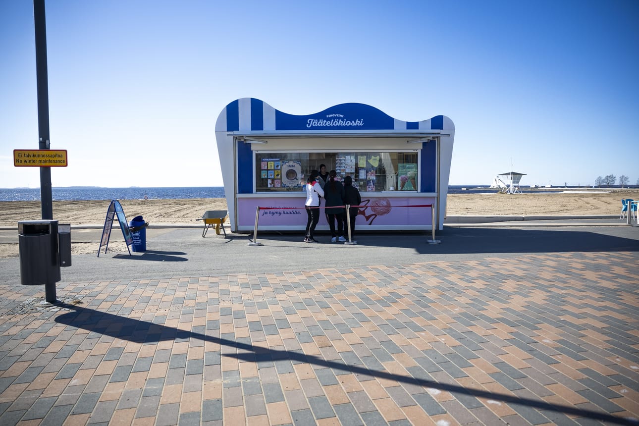 Nallikarin uimarannan Pungviini-jäätelökioskilla ei ollut jonoa perjantaina tuulisessa säässä.