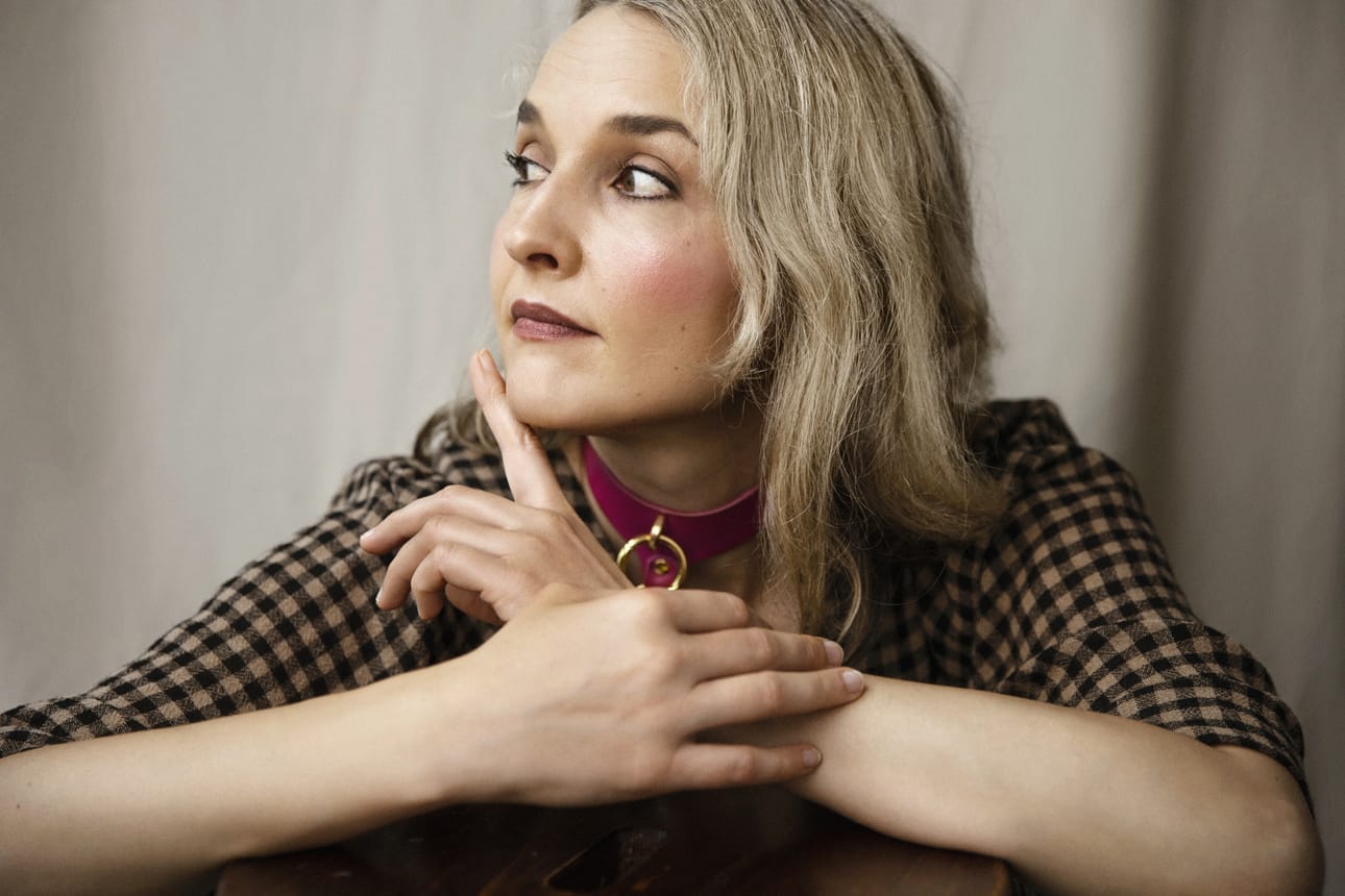 Iisa Pajula tunnetaan Regina-yhtyeen solistina ja sooloartistina, joka on kirjoittanut sanoituksia muillekin suomalaisartisteille.