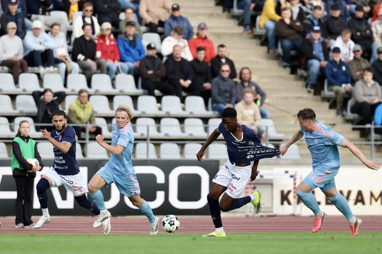 Abdoulaye Kone (toinen oikealta) jätti Oulun taakseen.