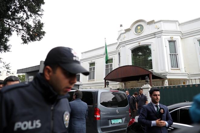 Saudiviranomaiset saapuivat keskiviikkona Saudi-Arabian konsulaattiin Turkin Istanbuliin selvittämään toimittaja Jamal Khashoggin katoamista. KUVA: ERDEM SAHIN