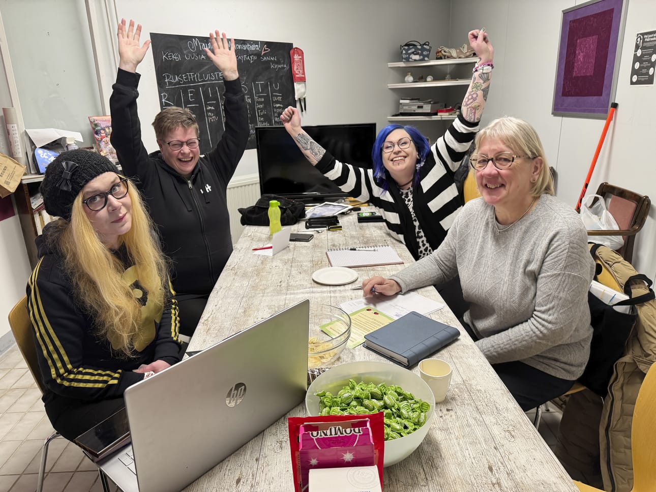– 4H-festarit on tapahtuma, jota kannattaa odottaa, Oulaisten 4H-yhdistyksen Päivi Jokinen ja Jenni Vilminko tuulettavat. Tapahtumat vaativat aina rutkasti suunnittelua. Jokinen ja Vilminko pitivät palaveria Wanhan Woiman Helinä Koskelan ja Tuula Aitto-ojan kanssa. Heinäkuussa järjestetään Wanhan Woiman päivät ja 4H-festarit.