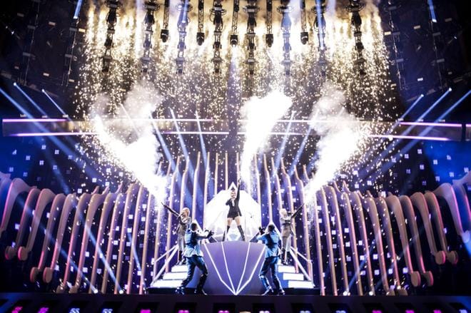 Saara Aalto harjoitteli Euroviisujen toisissa harjoituksissa Lissabonissa torstai-iltana 3. toukokuuta. Näyttävässä show’ssa on muun muassa paljon pyrotekniikkaa ja laite, joka pyörittää Aaltoa ylösalaisin.