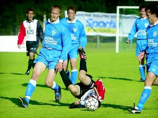 Nurmen pintaan. Tervarien Jussi Viljanen (vas.) huutaa taustalla, kun GBK:n Tommi Norppa kaataa Dritan Stafsulan.